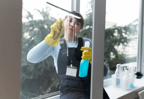 Nettoyage de vitres intérieures et extérieures à Saintes